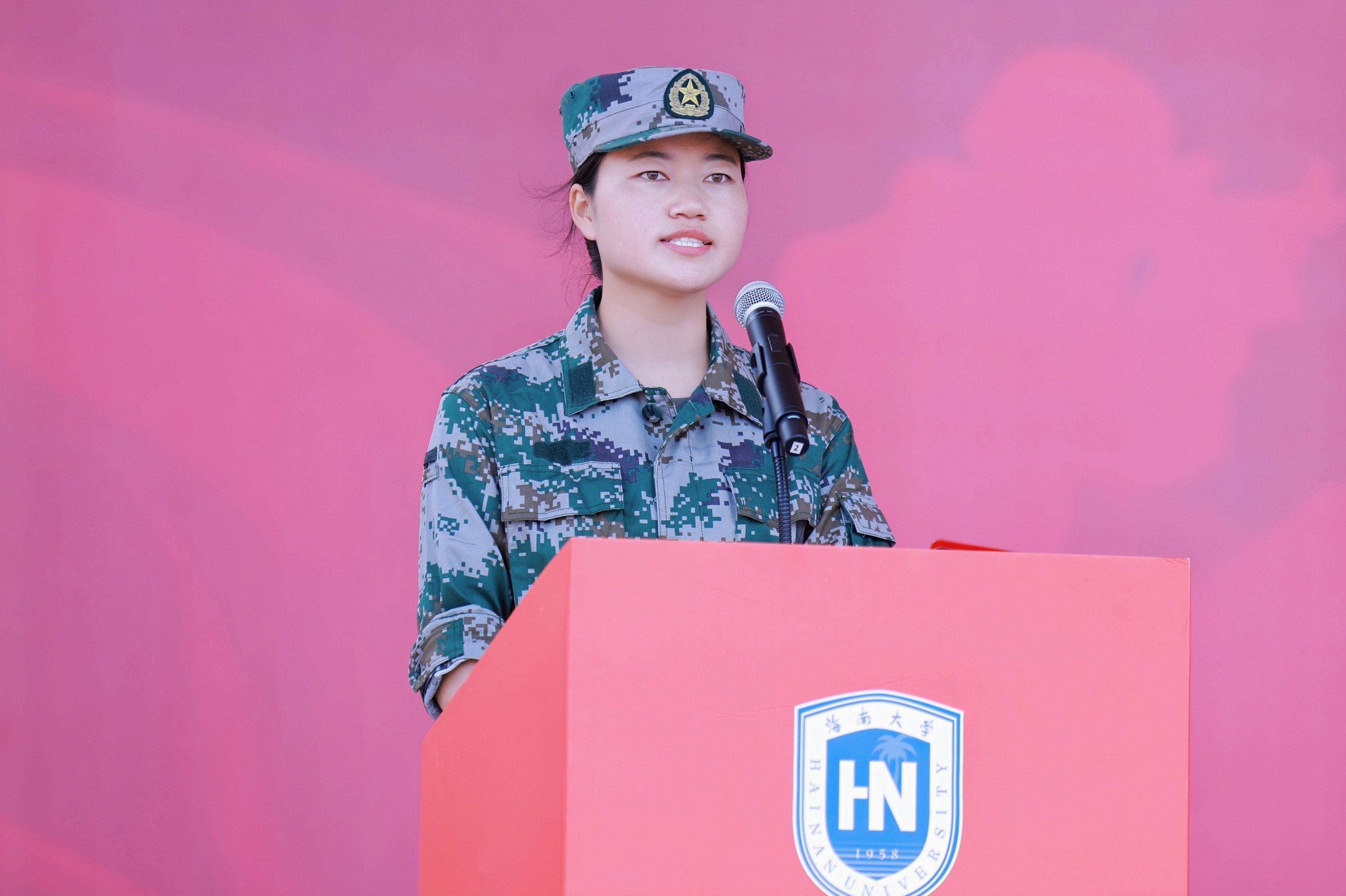 海南大学2025级新生军训总结大会 现场燃爆了