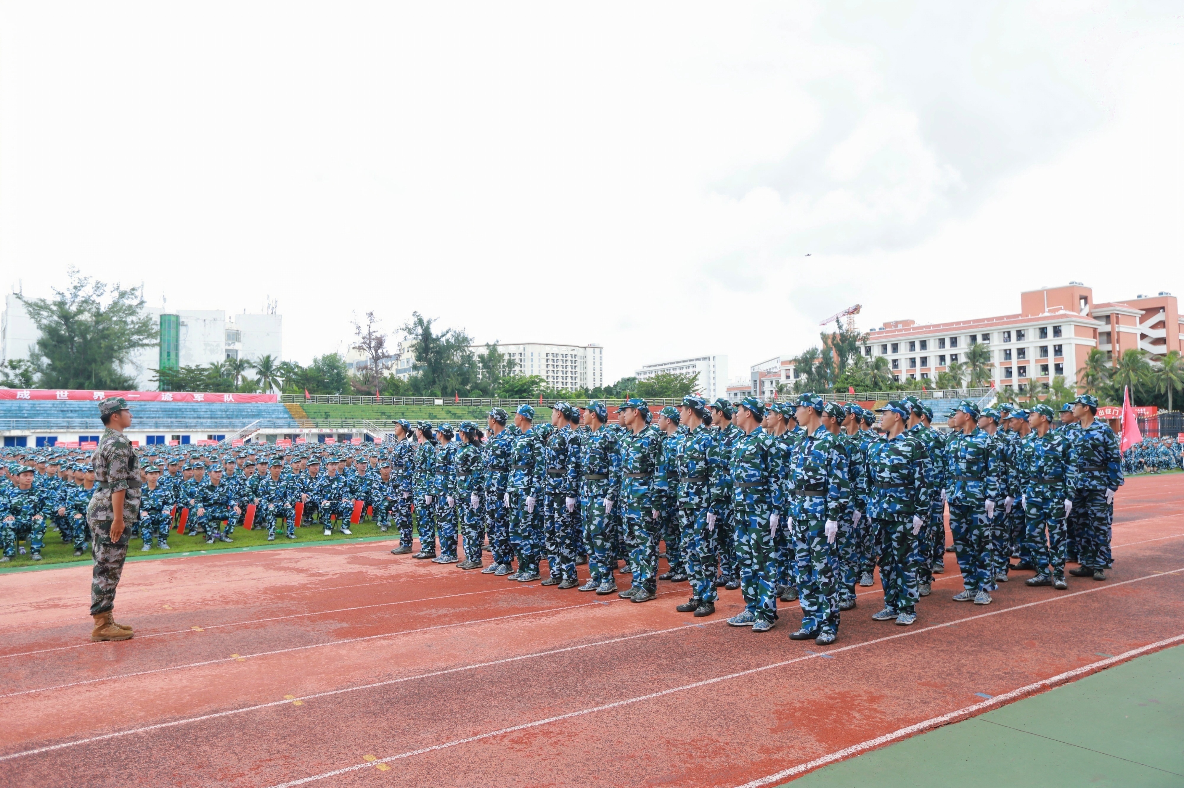 海南大学2025级新生军训总结大会 现场燃爆了