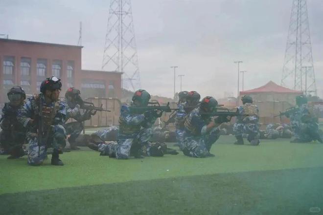 广西高校军训硬核如战狼 真枪实弹堪比大片