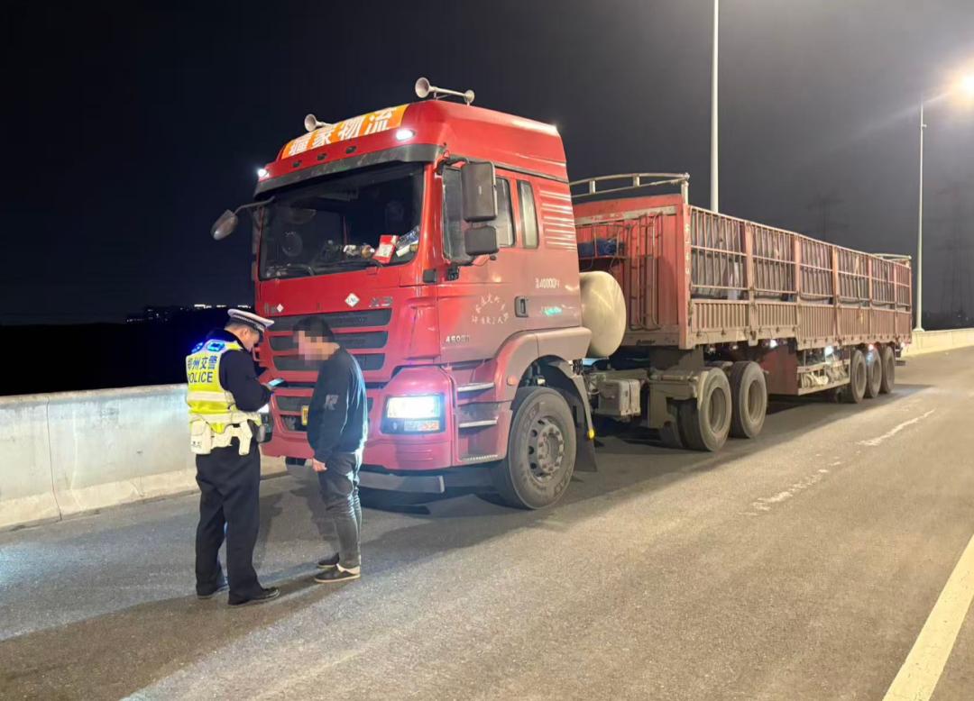 郑州漯河近期重型货车及摩托车闯红灯违章案例曝光