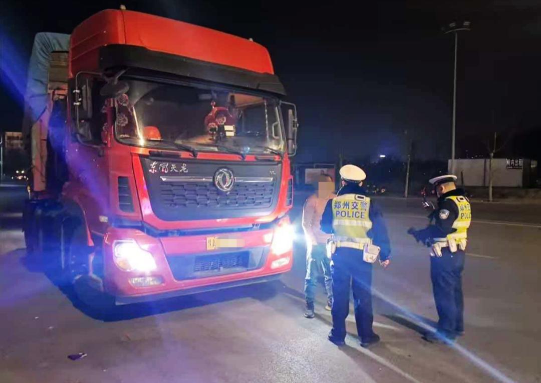 郑州漯河近期重型货车及摩托车闯红灯违章案例曝光