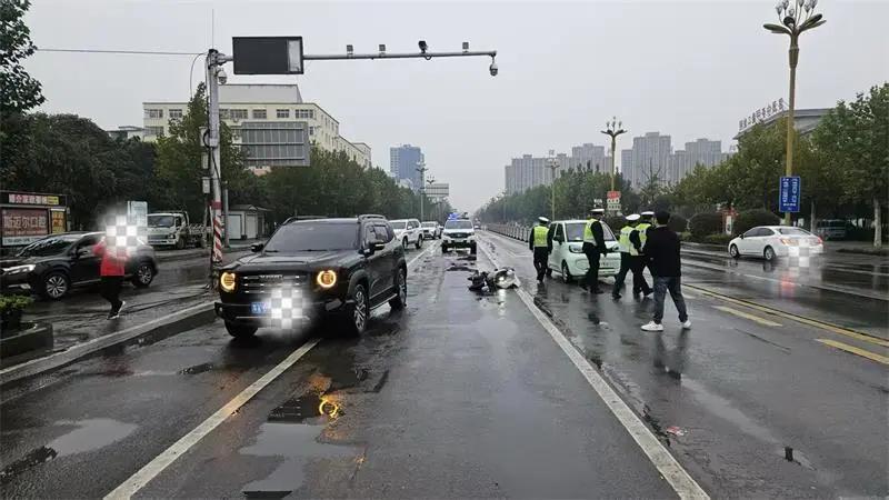 郑州漯河近期重型货车及摩托车闯红灯违章案例曝光