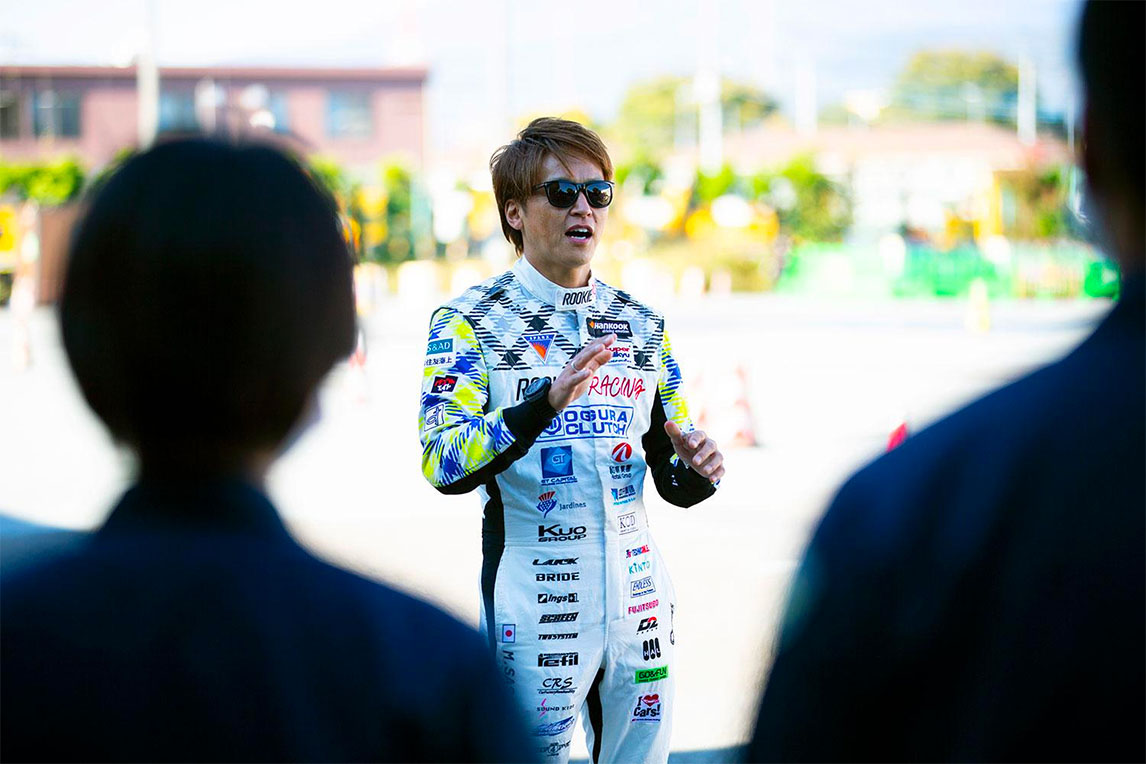 职业车手给警察上驾驶课,传授高速驾驶技巧与安全建议