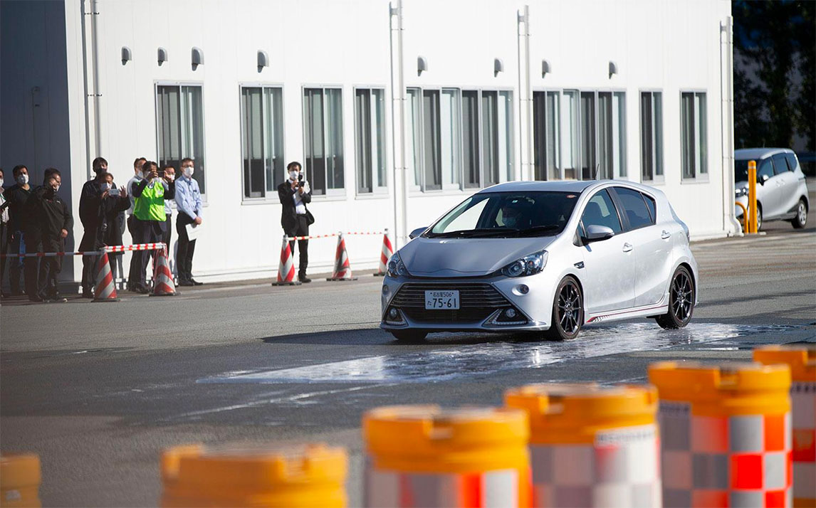 职业车手给警察上驾驶课,传授高速驾驶技巧与安全建议