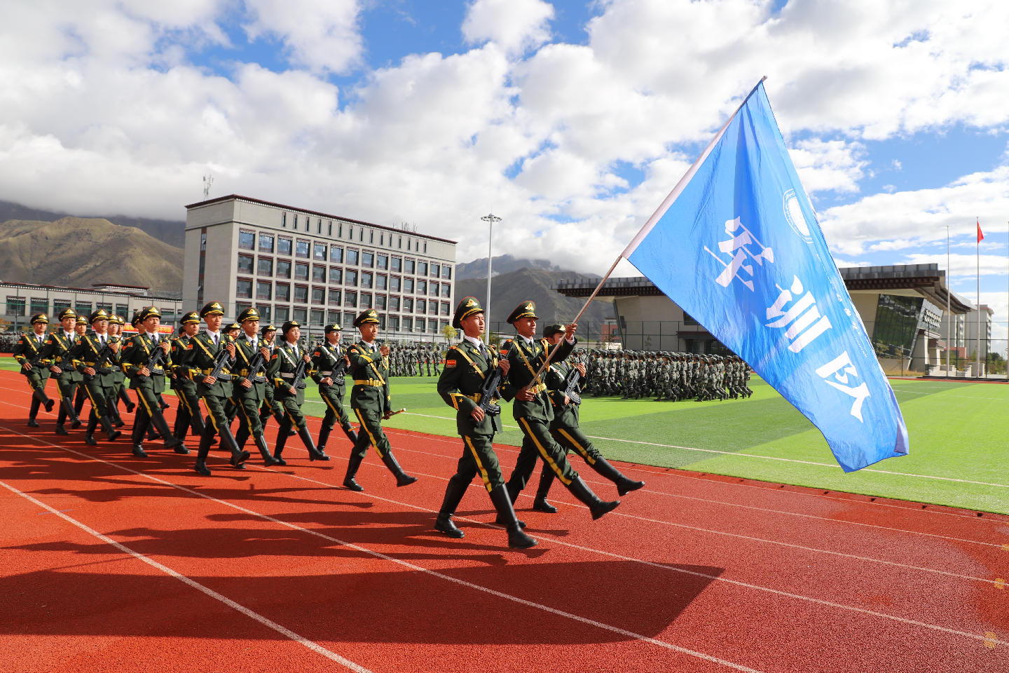 西藏藏医药大学2025级新生开学典礼暨军训总结表彰大会举行