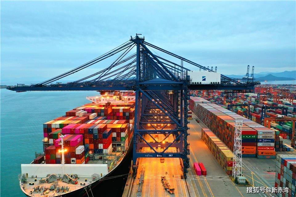 我国高速公路总里程达17.7万公里，交通运输发展成果显著