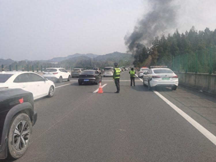 渝湘高速轿车突发自燃，执法人员与热心群众紧急救援