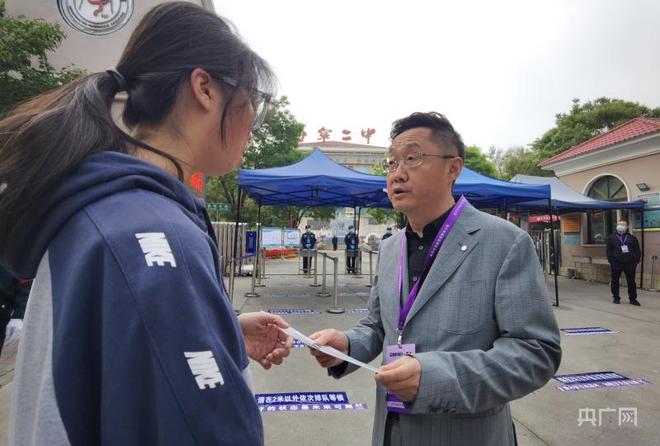 高考首日:西宁考生奔赴考场,家长考场外静静守候