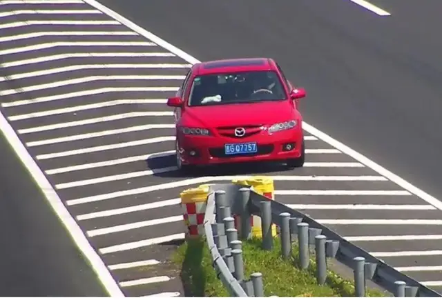 高速新增交通标志要留意!鱼骨线、震荡标线、导流线全知道