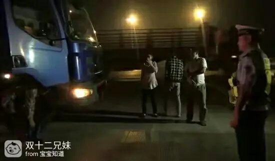 高速交警夜查!货车超员、违规加长,这些行为太危险