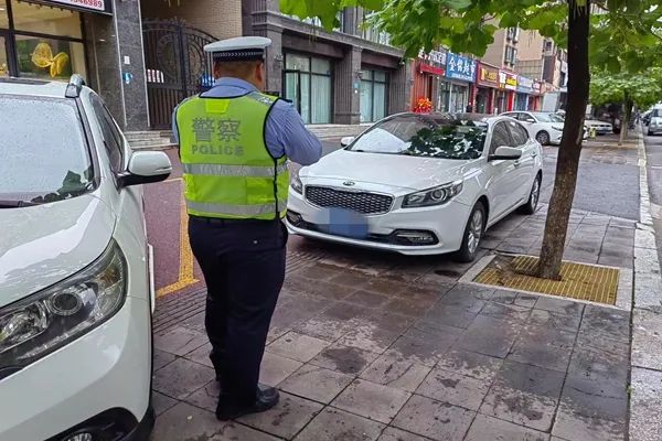 梅河新区交警支队强化整治，严管车辆违停乱象打造良好交通环境