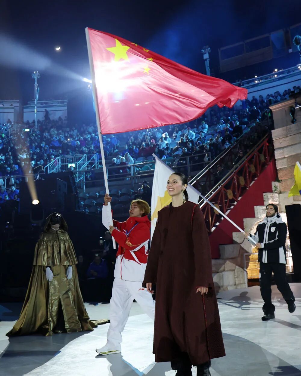 米兰冬奥会闭幕式精彩瞬间:志愿者致谢与各代表团入场等