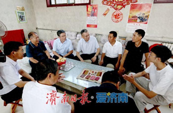 济南老区革命后代大学新生获5000元助学金