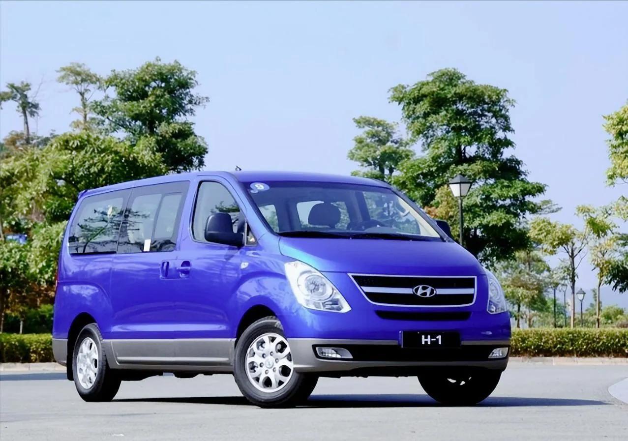 高速服务区充电排队47分钟,油车加完就走,差距太大了