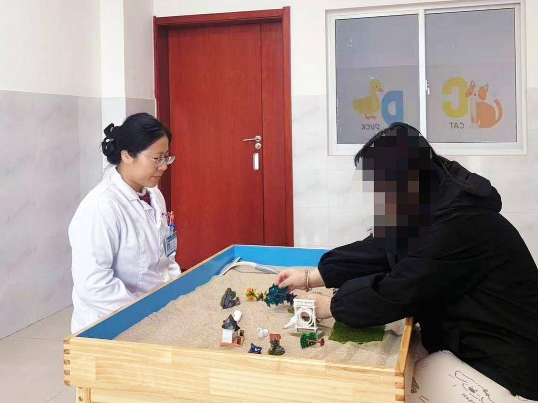 孩子大学社交焦虑咋破?根源分析与分阶段引导策略来了